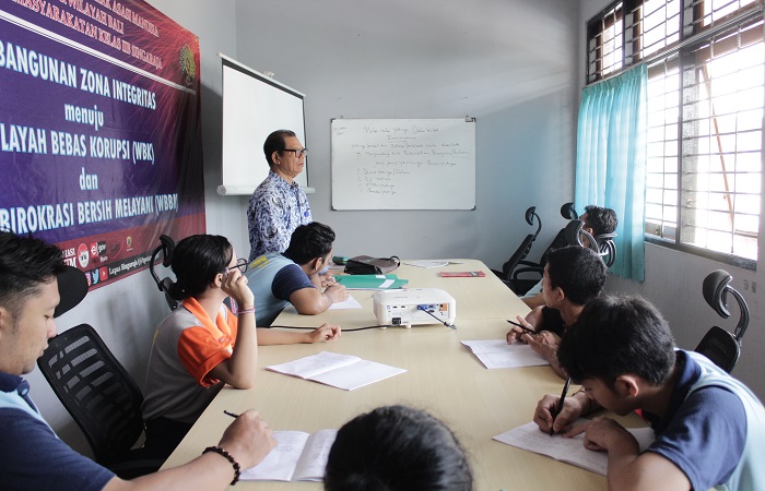Suasana program kesetaraan pendidikan paket C di Lapas Singaraja. Mereka difasilitasi agar dapat menyelesaikan pendidikan yang terputus.