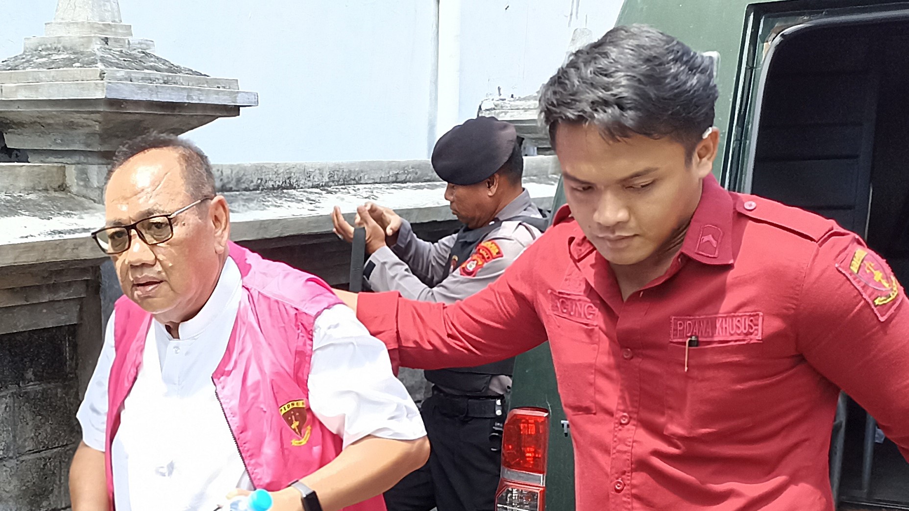 CORENG INSTITUSI: Mantan Kepala Kejaksaan Negeri Buleleng, Fahrur Rozi (kiri) dibawa ke Pengadilan Tipikor Denpasar, karena melakukan korupsi.
