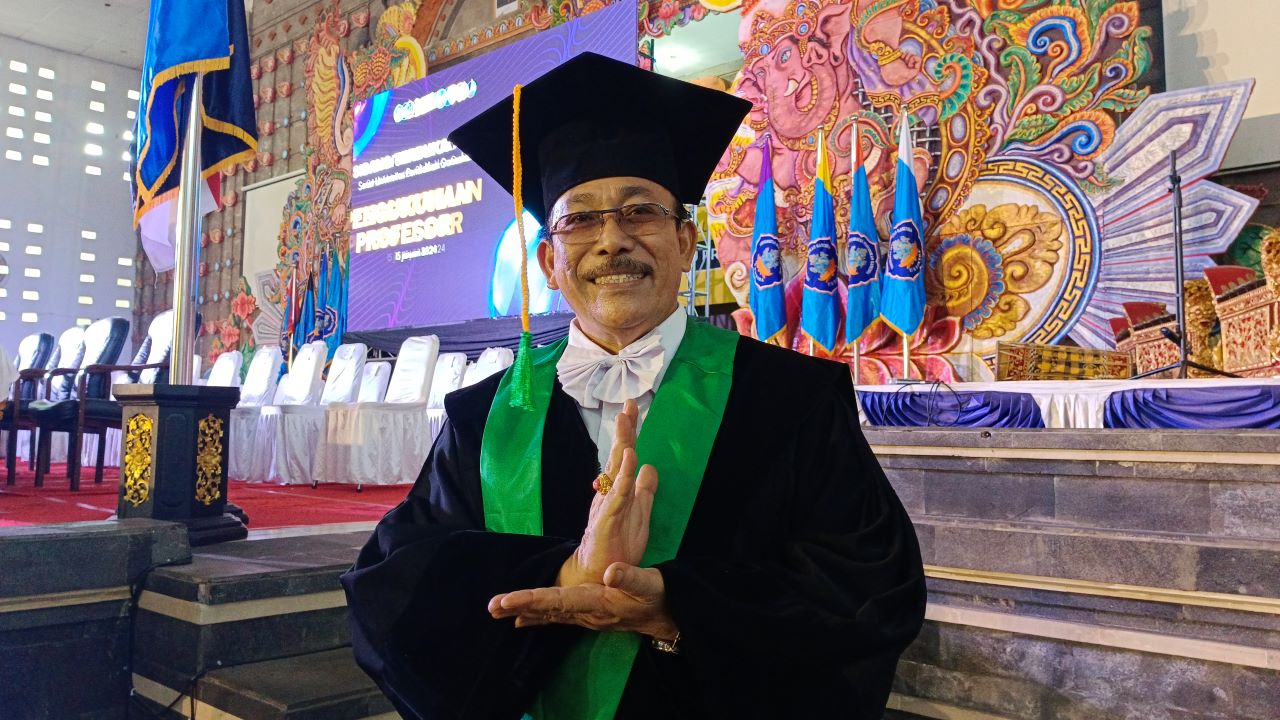 PROFESOR: Guru besar bidang ilmu kajian pendidikan kimia Undiksha, Prof. Dr. Drs. I Gusti Lanang Wiratma, meraih gelar profesor setelah melakukan penelitian terhadap lontar taru premana.