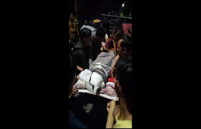 Jenazah korban pengeroyokan yang viral ini diantar pulang ke Buleleng menggunakan mobil bak terbuka.