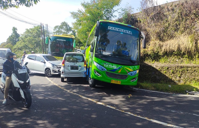 Kondisi bus pariwisata yang mengalami kecelakaan di Jalan Raya Denpasar-Singaraja tepatnya di Banjar Taman Tanda, Desa, Batunya, Baturiti, Tabanan.