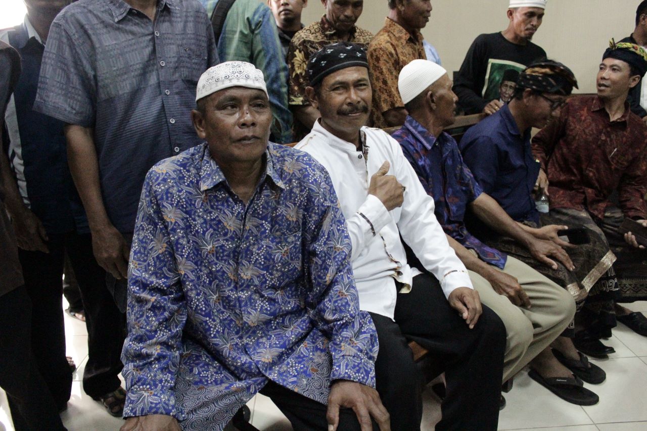JALANI SIDANG: Terdakwa Mokhamad Rasad (kiri) dan Acmat Saini (kanan) jelang menjalani sidang di PN Singaraja.