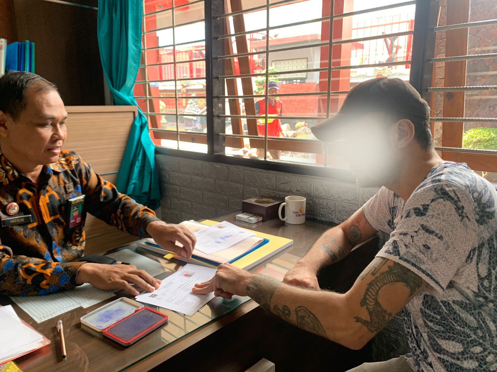 BEBAS SEKEJAP: David Bertrand Powers (kanan) menandatangani berita acara bebas di Lapas Singaraja. Dia kemudian diserahkan pada Imigrasi Singaraja untuk menjalani proses detensi.