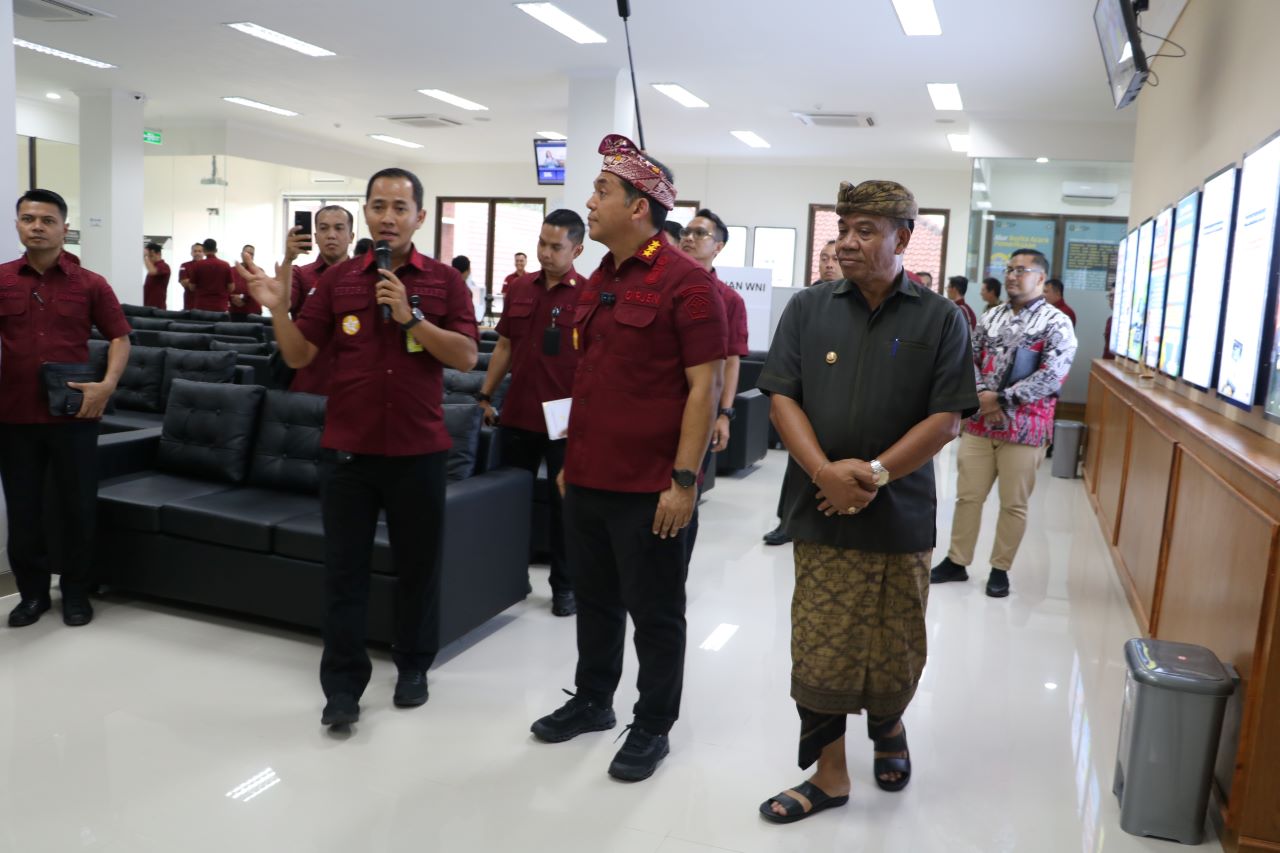 FASILITAS ANYAR: Dirjen Imigrasi Kemenkum HAM, Silmy Karim (tengah pakai udeng) saat melihat gedung baru Kantor Imigrasi Singaraja di Jalan Raya Singaraja-Gilimanuk, Desa Pemaron.