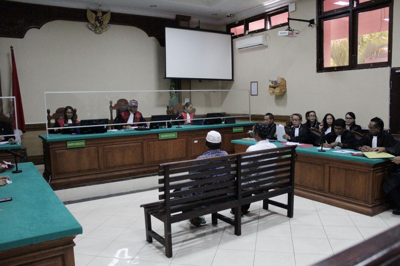SIDANG: Terdakwa Achmad Saini dan Mokhamad Rasad saat menjalani sidang di Pengadilan Negeri Singaraja.