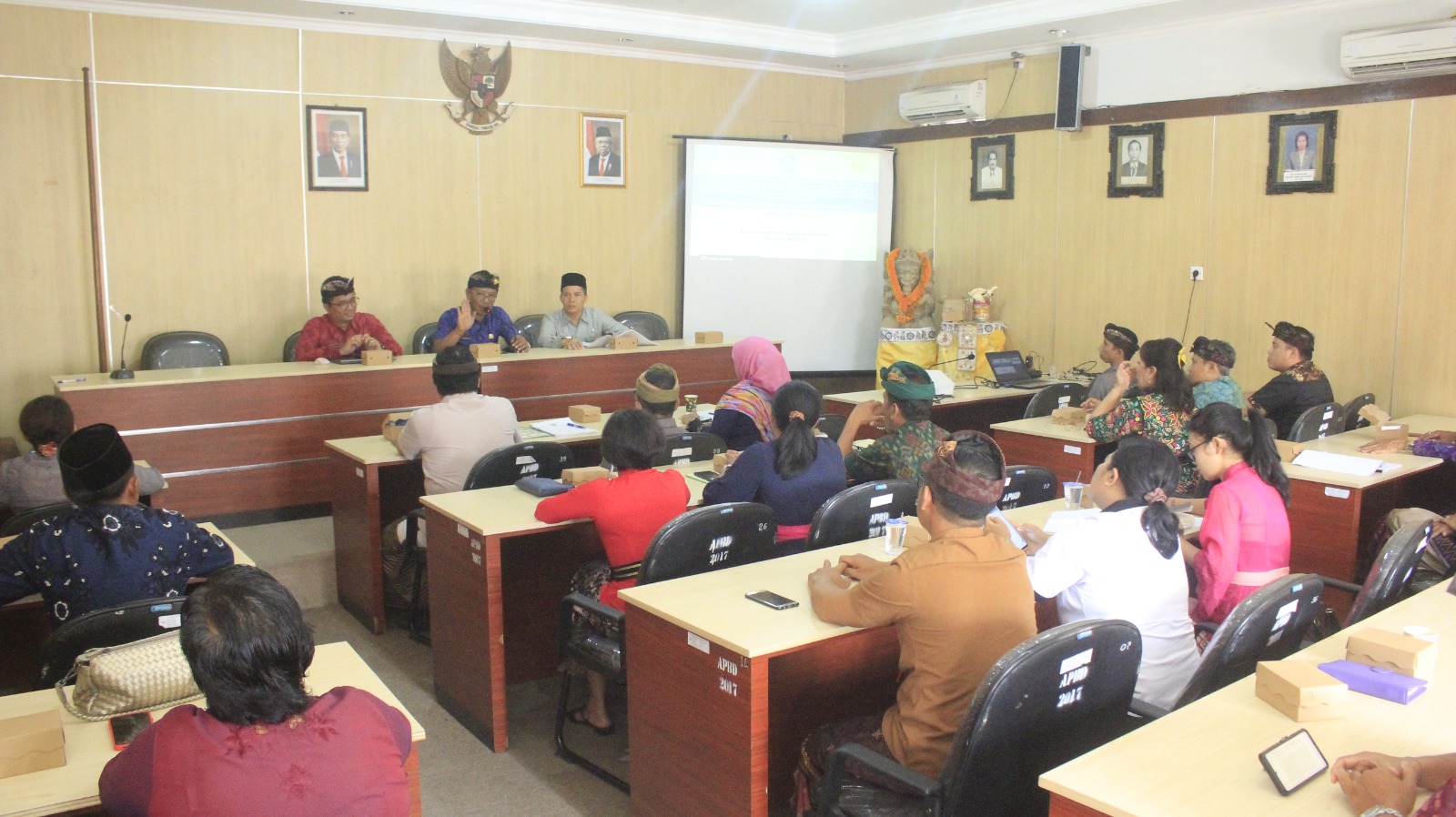 RAMAH DISABILITAS: Suasana rapat membahas Unit Layanan Disabilitas (ULD) pada sekolah-sekolah yang ada di Buleleng.