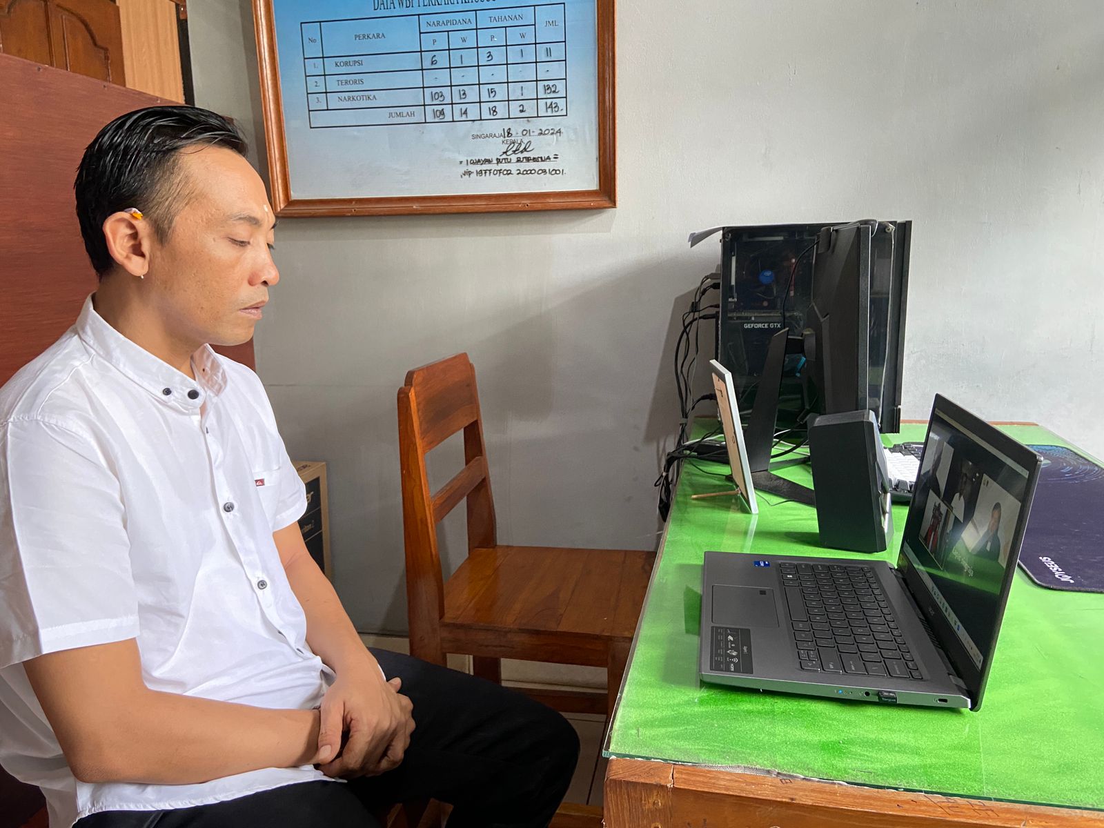 DIHUKUM RINGAN: Terdakwa Made Ediana Gandhi saat mendengarkan putusan dari Majelis Hakim Pengadilan Tipikor Denpasar.