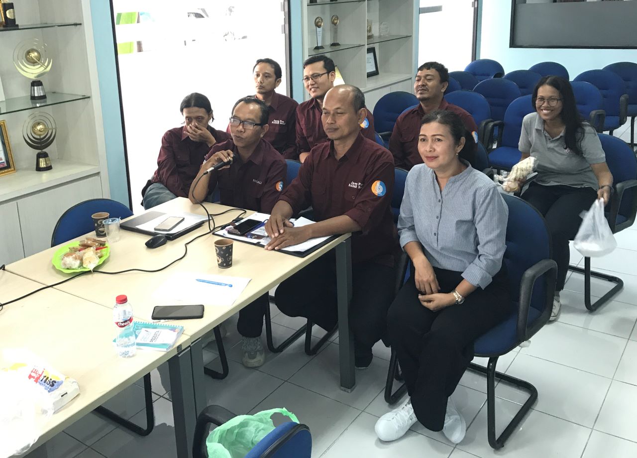 RAMAI PEMINAT: Suasana zoom meeting dengan peserta lomba jurnalistik dalam rangka Kompetisi Jurnalistik SMA/Sederajat yang dihelat Jawa Pos Radar Bali