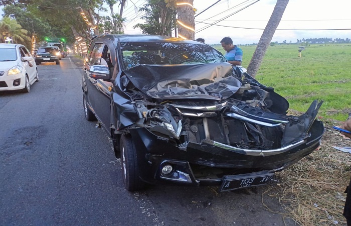 Mobil yang mengalami ringsek setelah ditabrak ditabrak bus.