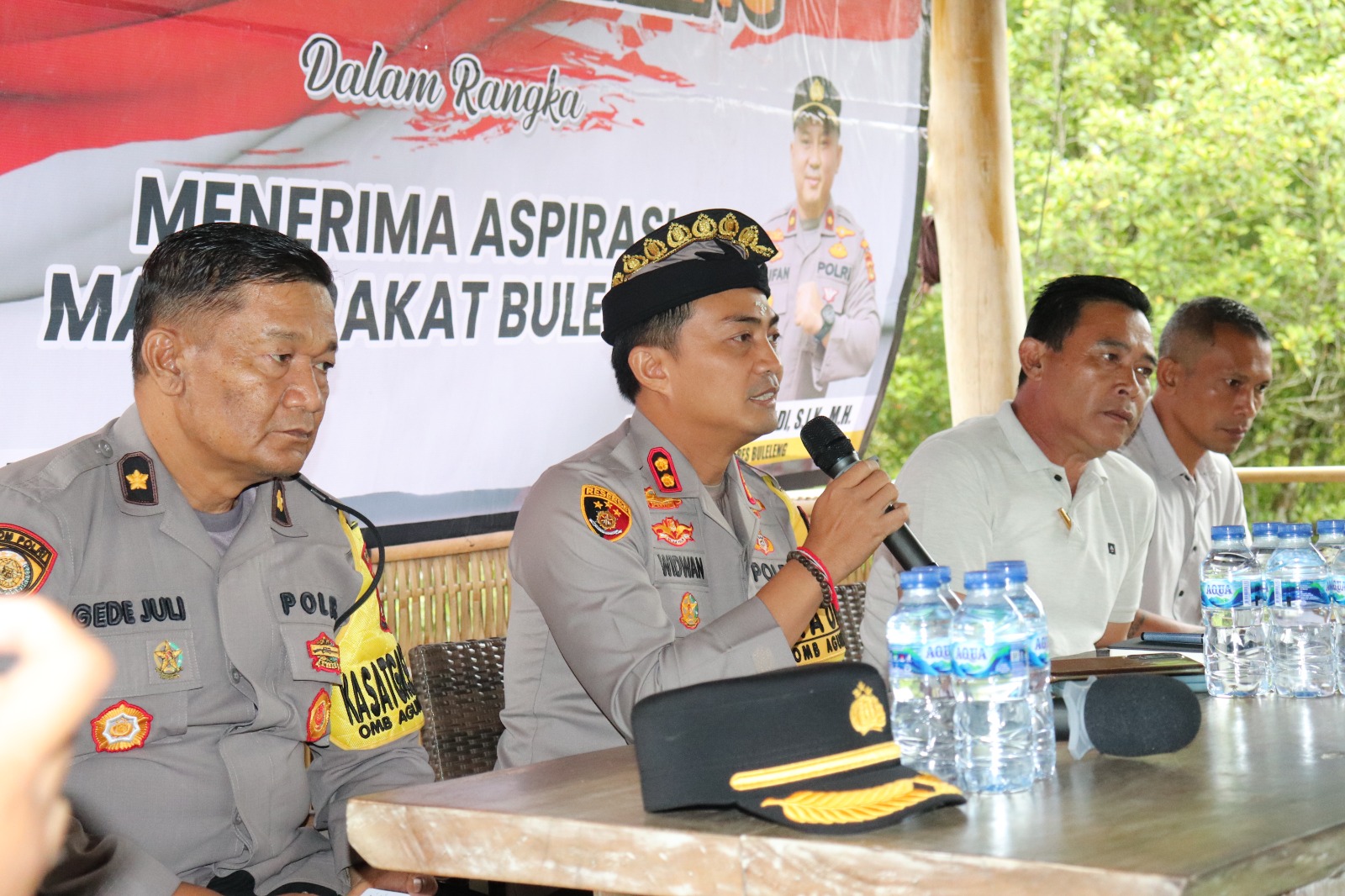 JUMAT CURHAT: Kapolres Buleleng, AKBP Ida Bagus Widwan Sutadi (dua dari kiri) saat agenda Jumat Curhat Polres Buleleng di Desa Tigawasa, Jumat (19/1/2024)
