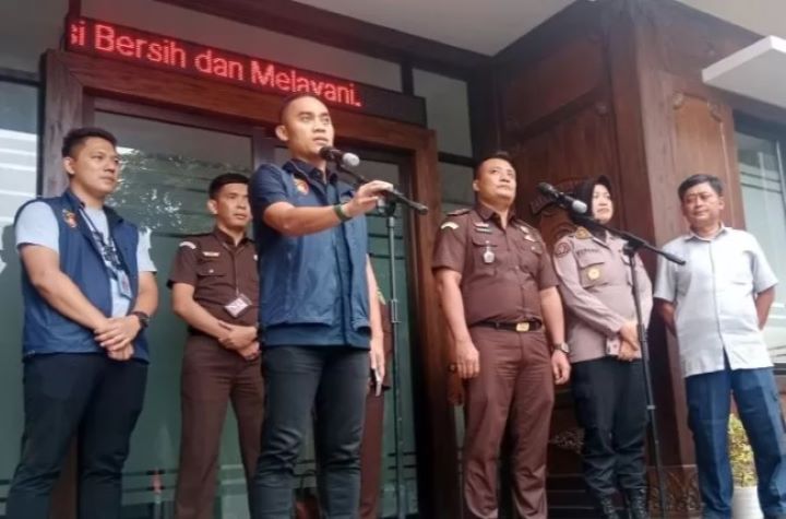 JUDI BOLA: Kanit V Subdit II Dittipidsiber Bareskrim Polri AKBP Made Redi (kiri) dan Kasi Pidum Kejari Sleman Agung Wijayanto di Mapolda DIJ, Sleman, Kamis (18/1).