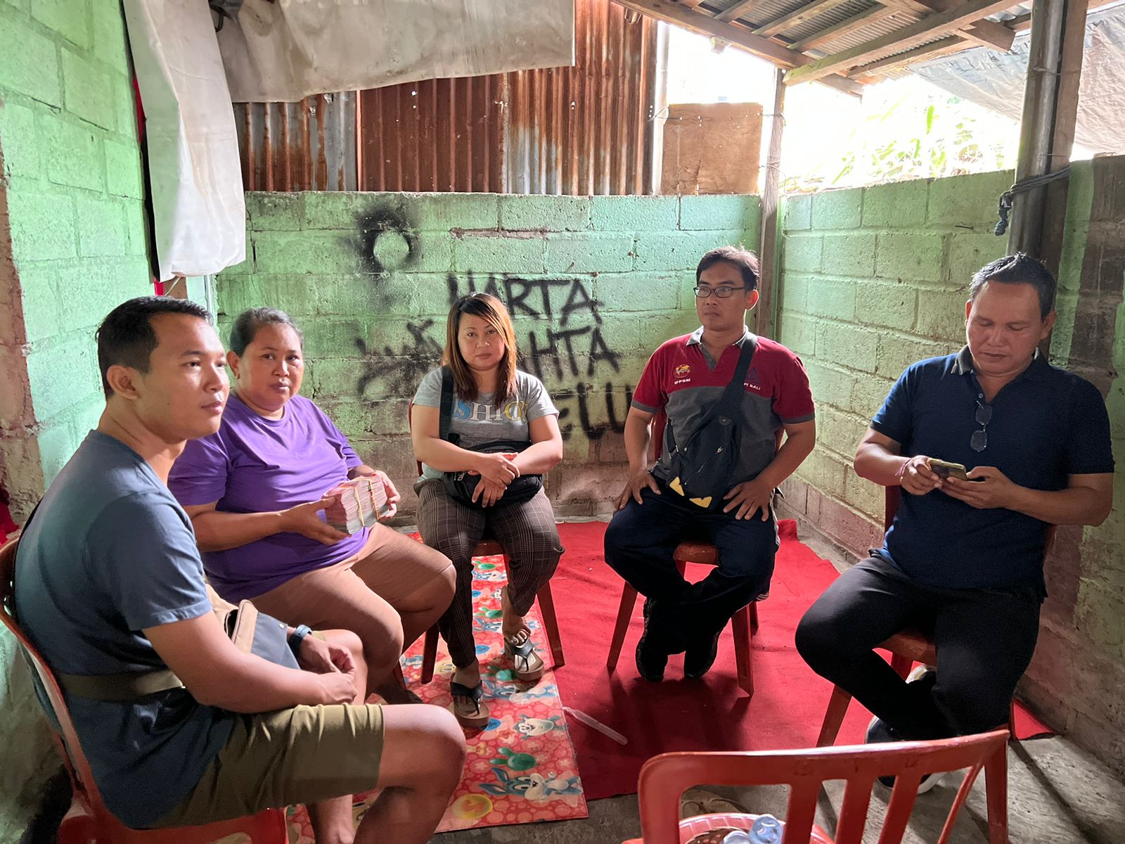 GALANG SOLIDARITAS: Ary Ulangun (paling kiri) saat mendatangi rumah duka korban pengeroyokan di Sempidi.
