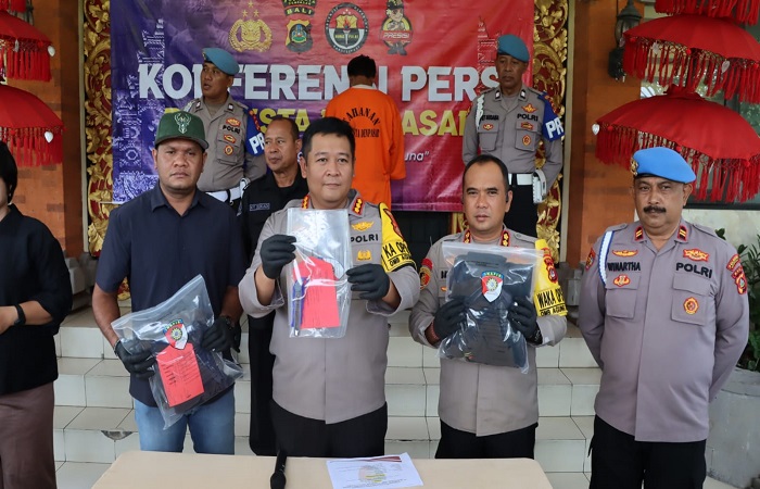 Lelaki asal Sumba, NTT, bernama Ledi Umbu Jama, 41, kenakan pakaian tahanan, Sabtu (20/1).
