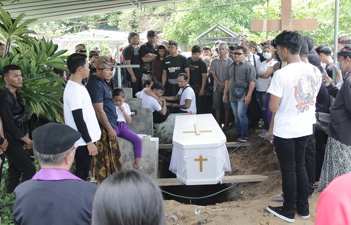 Suasana pemakaman Adhi Putra Krismawan, korban pengeroyokan di Sempidi. Adhi dimakamkan di Taman Makam Umat Kristiani Kabupaten Buleleng.