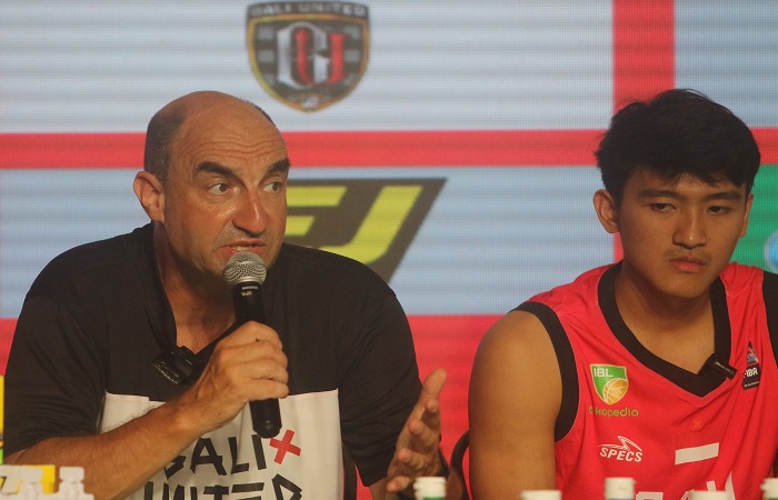 Peatih BU Basketball Anthony Garbelotto (kiri) dan  Abraham Wenas. Hari ini akan melawan RANS Simba Bogor.
