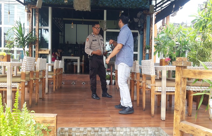 Petugas cek lokasi TKP depan Indian Food Punjabi Tadka, Jalan Raya Seminyak, No 17, Sabtu (20/1) kemarin.