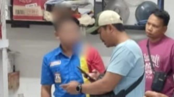 MENGAKU KORBAN BEGAL: Polisi memeriksa seorang karyawan toko retail yang pura-pura jadi korban begal.