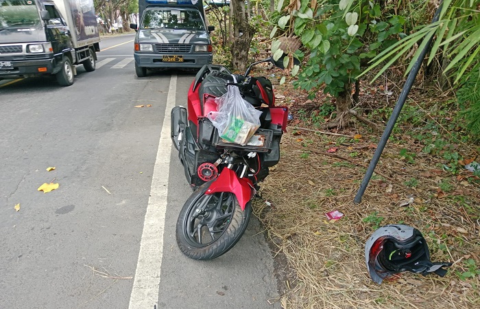 Anggota Polsek Busungbiu meregang nyawa setelah motor yang dikendarainya menabrak truk di Jalan Raya Singaraja-Gilimanuk.