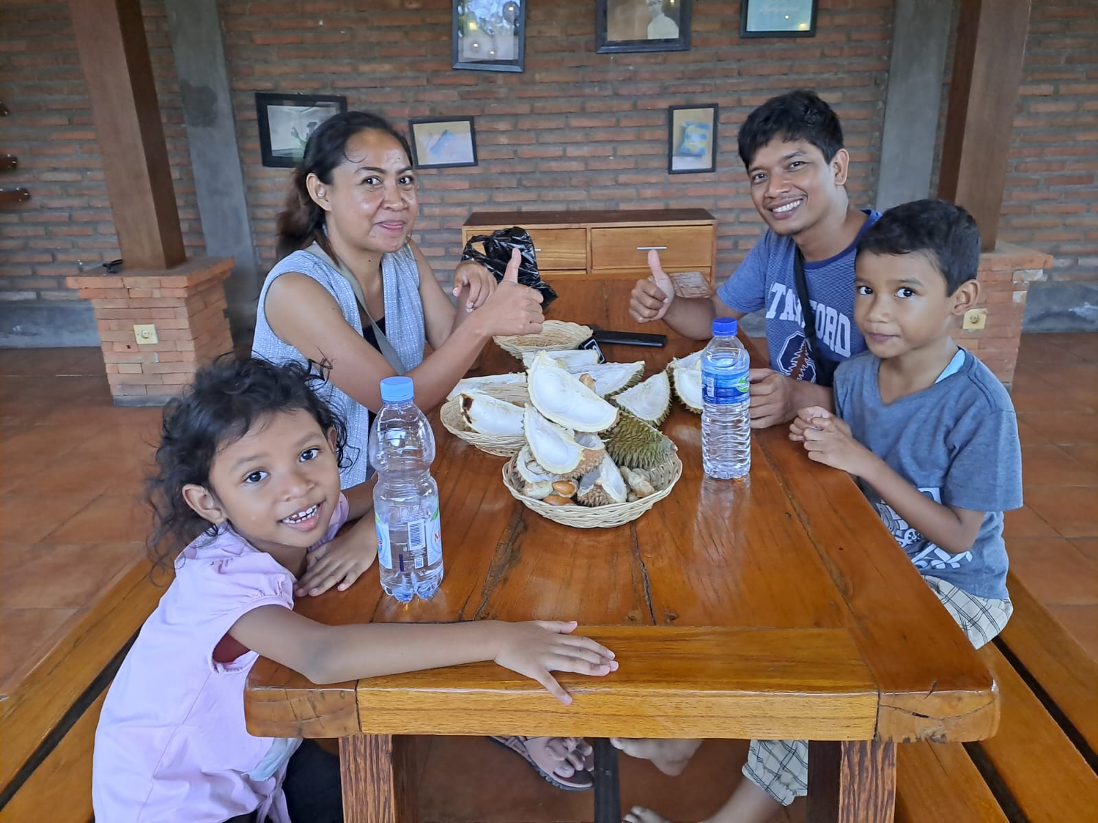 PESTA DURIAN: Warga Buleleng saat pesta durian Munduk Bestala di Krisna Beachstreet, Buleleng.