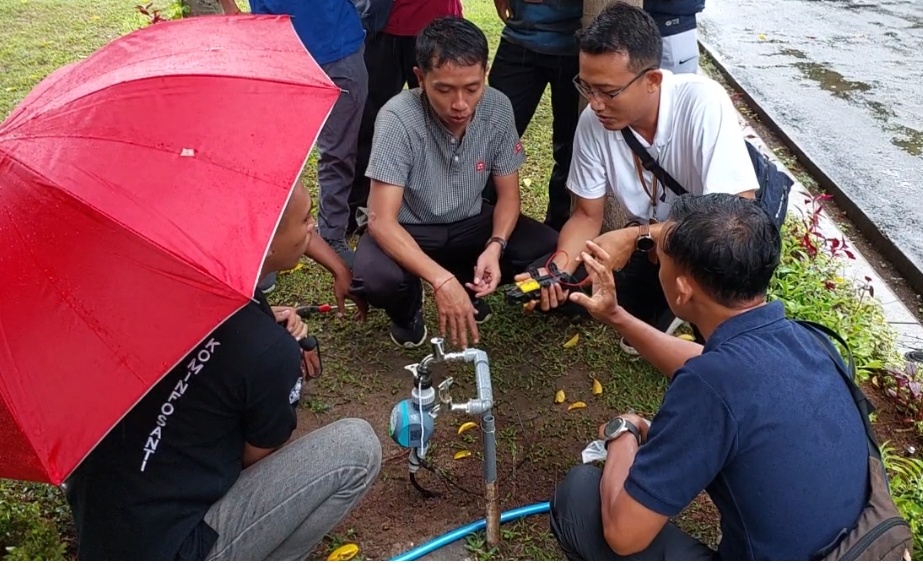 SMART GARDEN: Proses pemasangan alat untuk penerapan smart garden di taman Dinas Kominfosanti Buleleng.