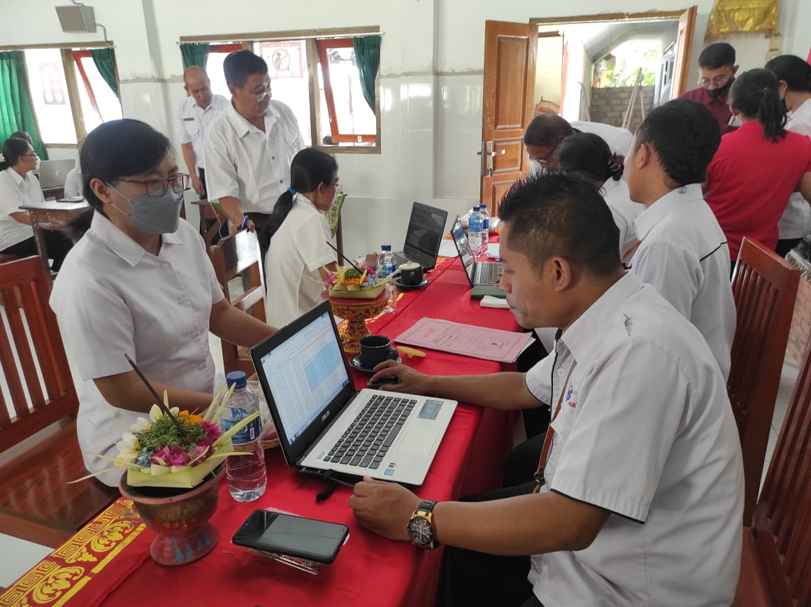 AKTIVASI REKENING: Proses pendataan dan aktivasi rekening penerima beasiswa Program Indonesia Pintar (PIP) di Buleleng.