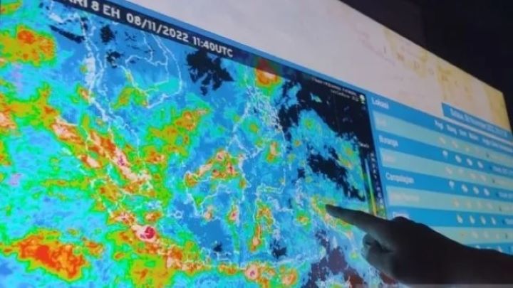Pemantauan cuaca dari citra satelit pada monitor di kantor BMKG Wilayah IV Makassar, Sulawesi Selatan.