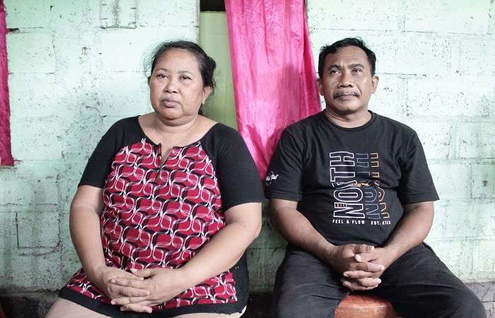 Orang tua Adhi Putra Krismawan, Putu Suartini dan Made Suki Arsawan saat ditemui di rumah duka. Mereka meminta para pelaku dihukum seberat-beratnya.