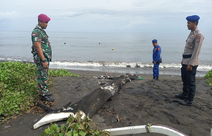 Salah satu perahu yang terbakar di Pantai Seririt. Diduga pembakaran ini disengaja oleh OTK.