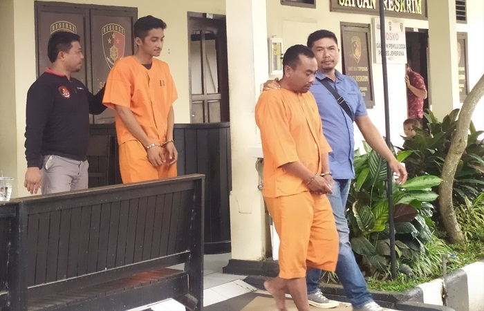 Dua tersangka pencurian ternak milik warga dikawal ke sel tahanan Mapolres Jembrana.