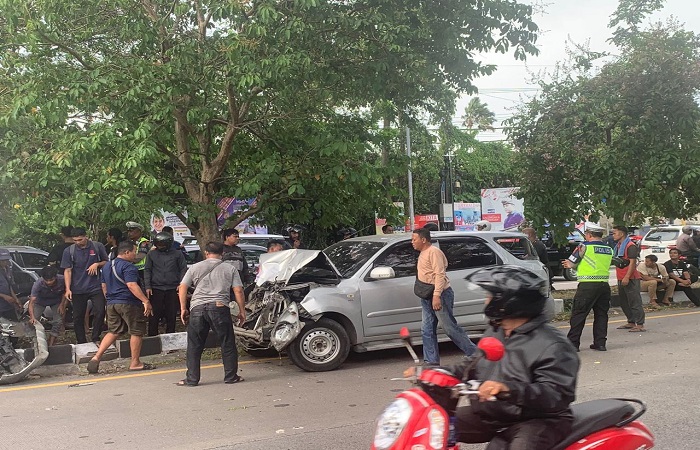 Tabrakan beruntun melibatkan lima unit mobil berlangsung di Jalan Raya Bypass Ida Bagus Mantra, Siyut, Gianyar. Satu sopir tergencet.