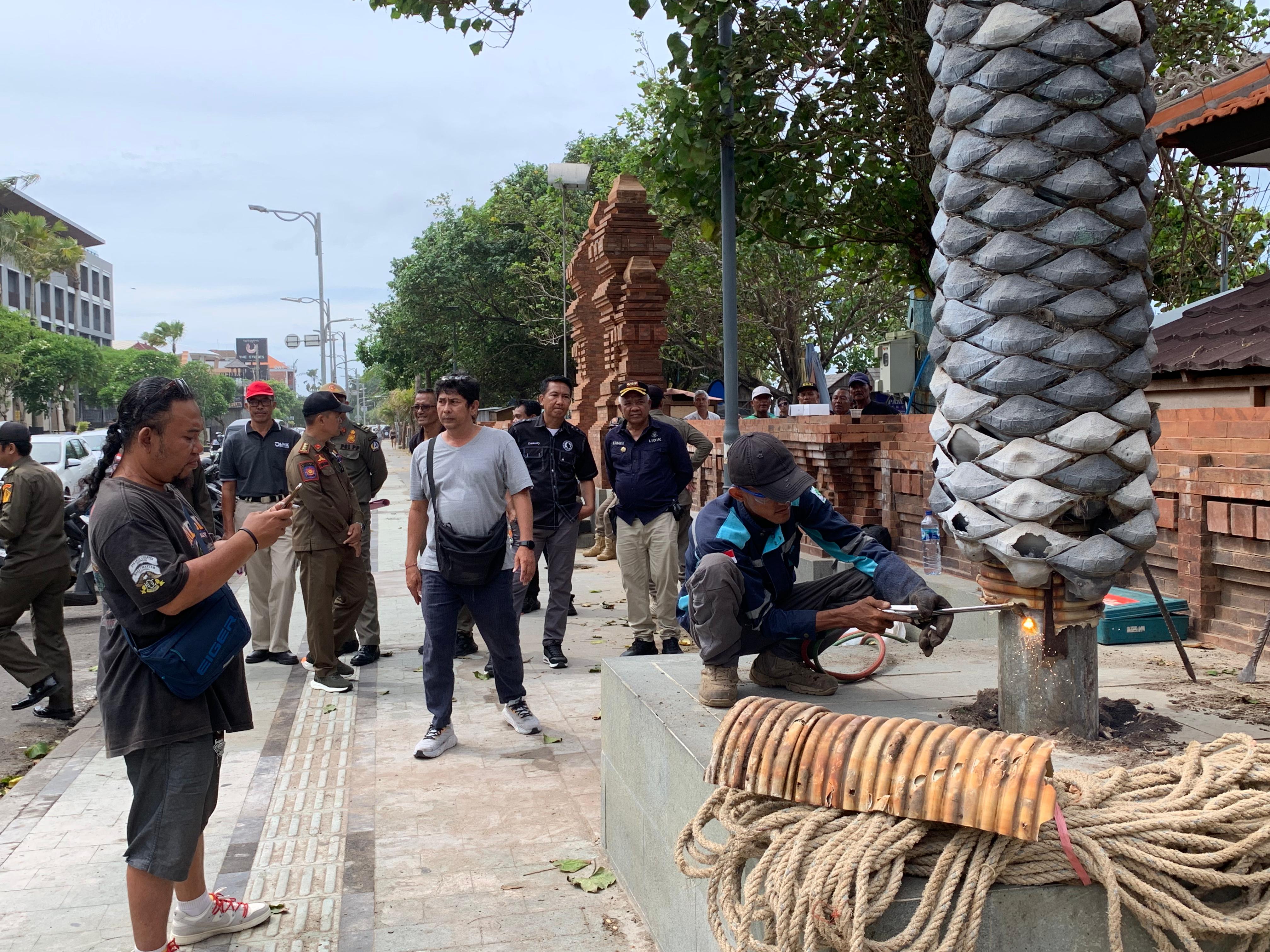 BONGKAR: Proses pembongkaran menara telekomunikasi di Badung.