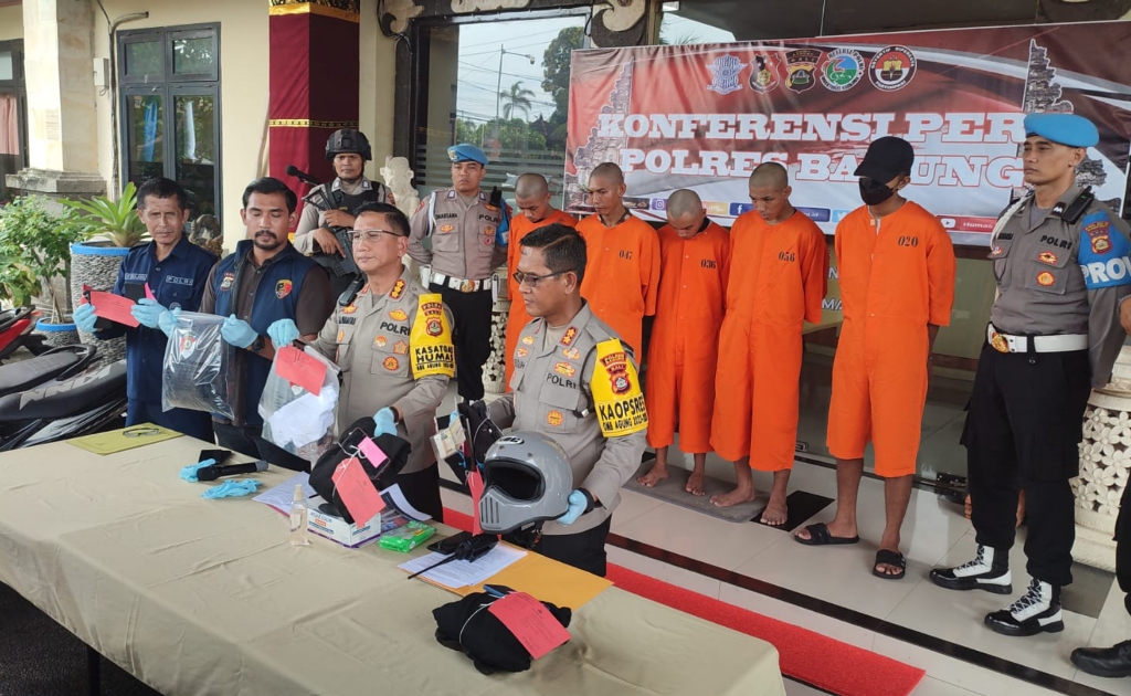 PELAKU PENGEROYOKAN: Polisi saat melakukan press release terkait peristiwa pengeroyokan di Sempidi.