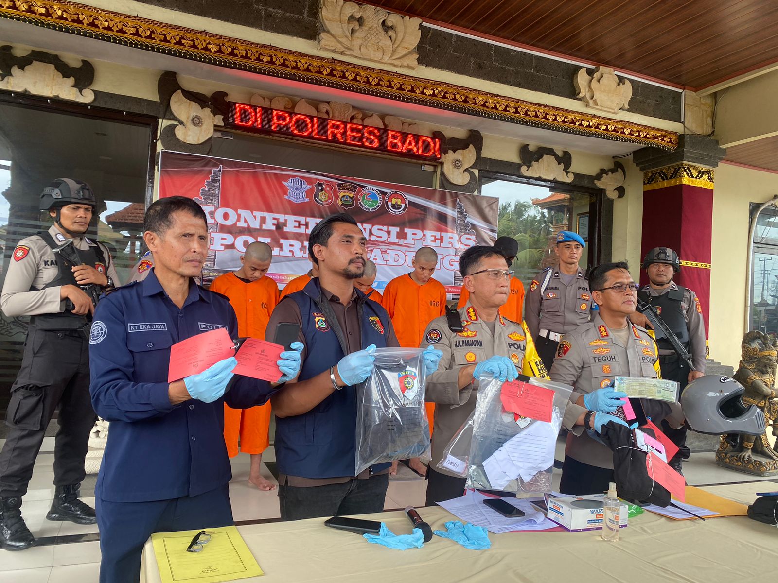 PRESS RELEASE: Polres Badung saat melakukan jumpa pers terkait kasus pengeroyokan yang menyebabkan pemuda asal Buleleng jadi korban.