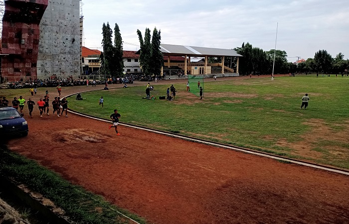 Situasi sore hari di Lapangan Bhuwana Patra Singaraja. Rencananya di lapangan ini akan dibangun jogging track.