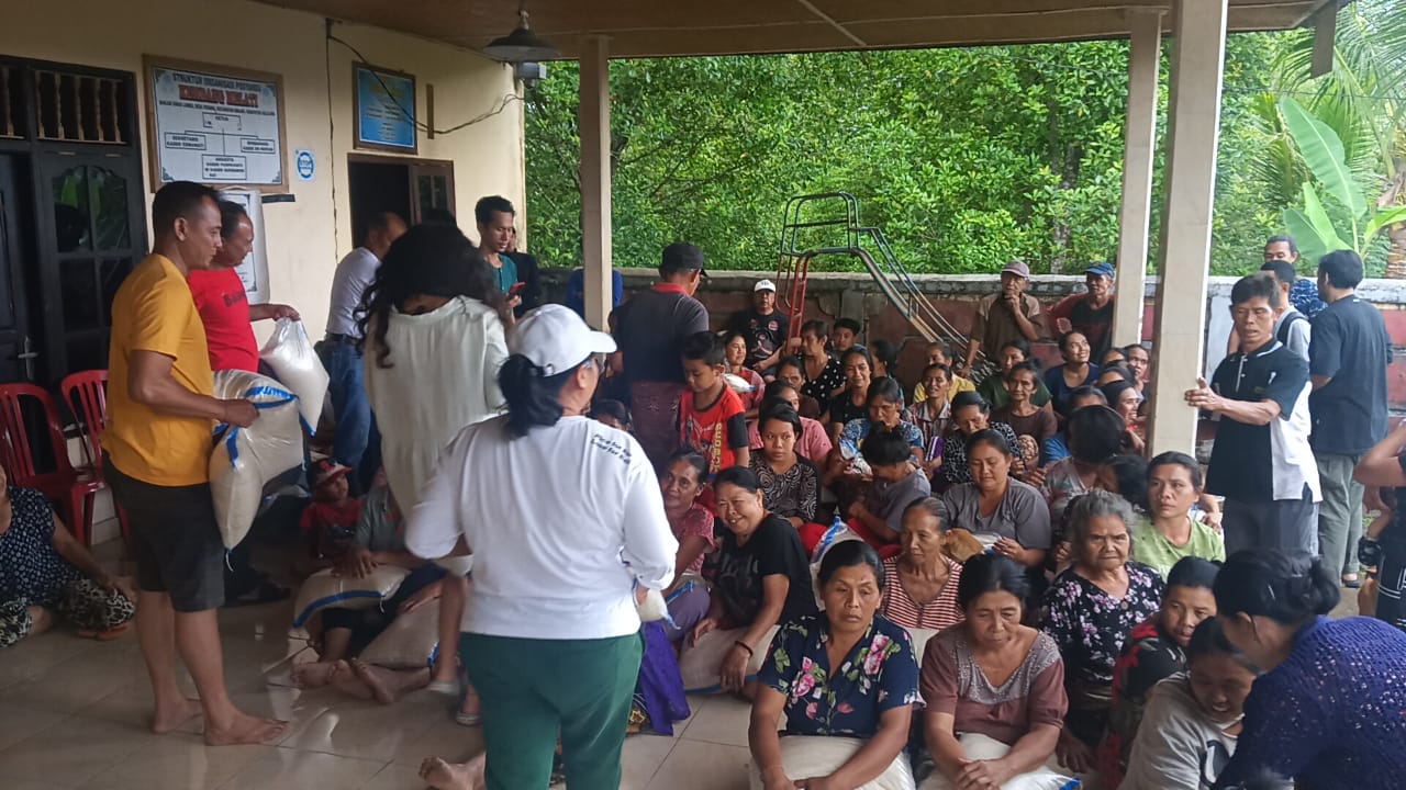 PEDULI SESAMA: Proses pembagian beras kepada warga di Banjar Dinas Lambo, Desa Pedawa, Kecamatan Banjar.