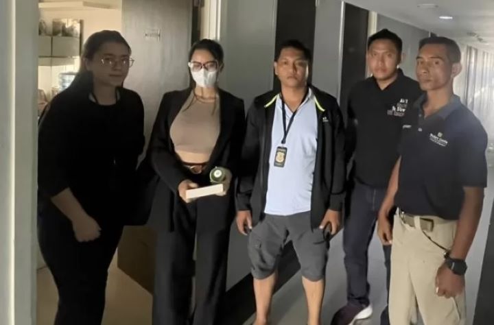 Francisca Candra Novitasari atau Siskaeee (kedua dari kiri) dijemput paksa penyidik Ditreskrimsus Polda Metro Jaya di Jogjakarta, Rabu (24/1).