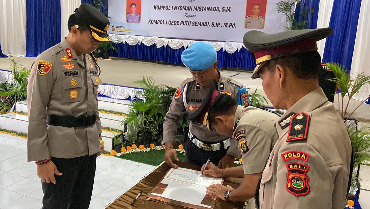 SERTIJAB: Kapolres Buleleng AKBP Ida Bagus Widwan Sutadi dalam upacara sertijab Kapolsek Banjar.