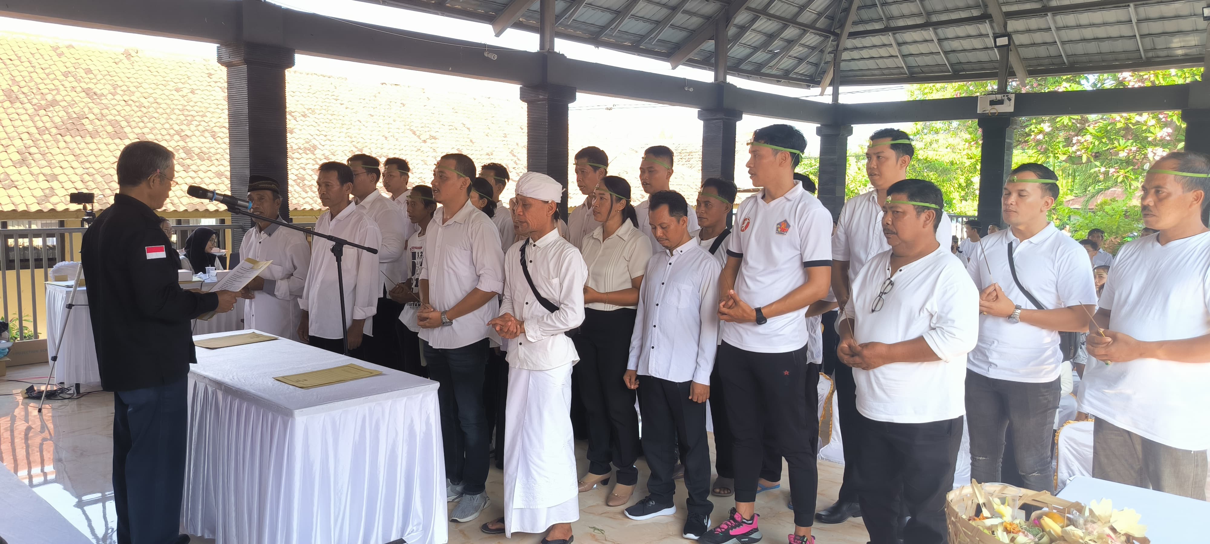 LANGSUNG BERTUGAS: Proses pelantikan petugas KPPS di Desa Temukus, Kecamatan Banjar.