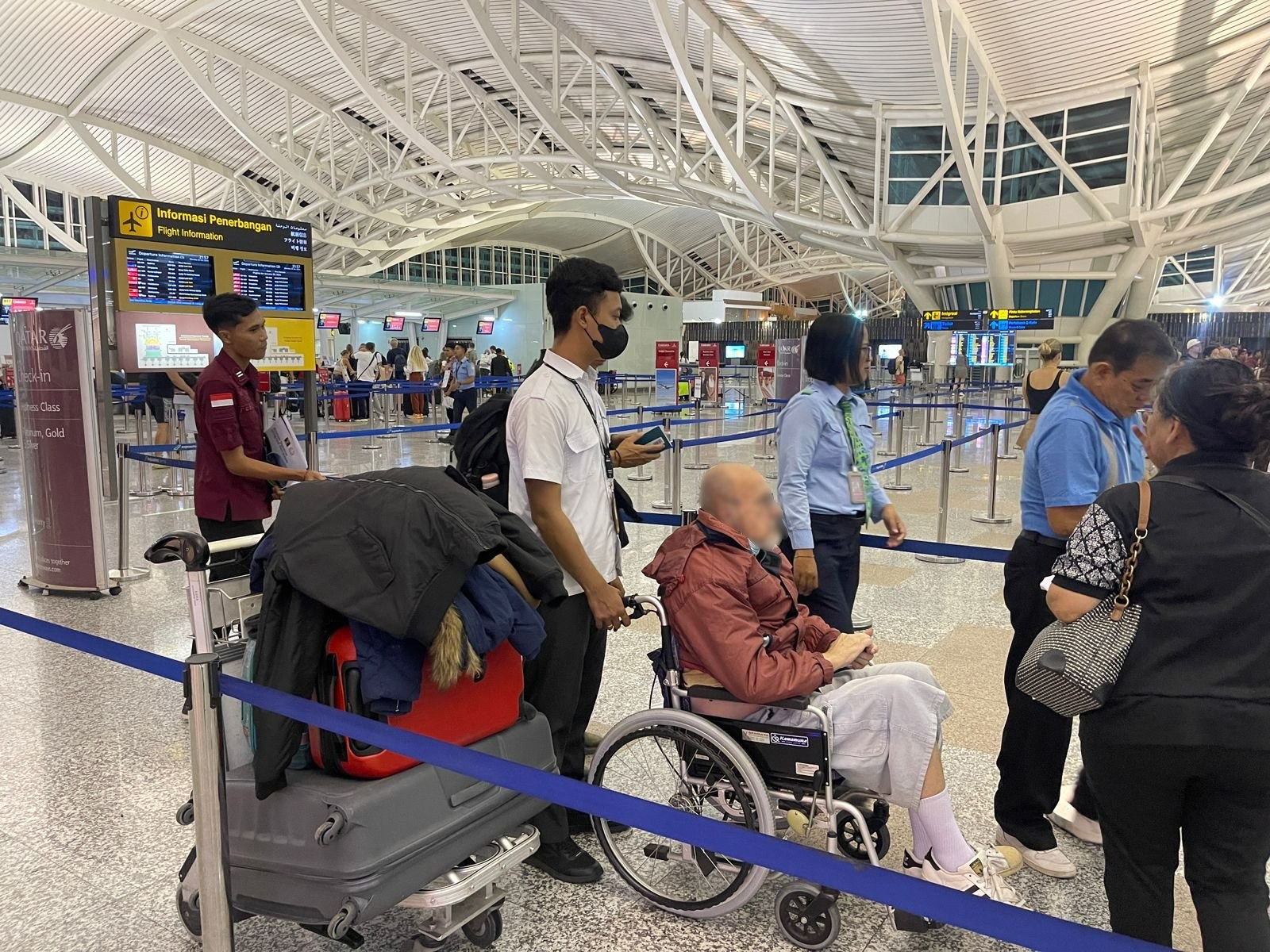 DEPORTASI: Proses deportasi terhadap PGMG, 61, WNA asal Belgia melalui Bandara I Gusti Ngurah Rai.