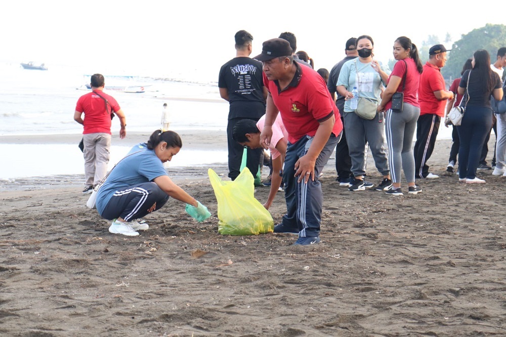 BERSIH PANTAI: Aksi bersih-bersih di Pantai Lovina pada Jumat (26/1/2024) pagi. Aksi itu dilakukan mengantisipasi sampah kiriman.