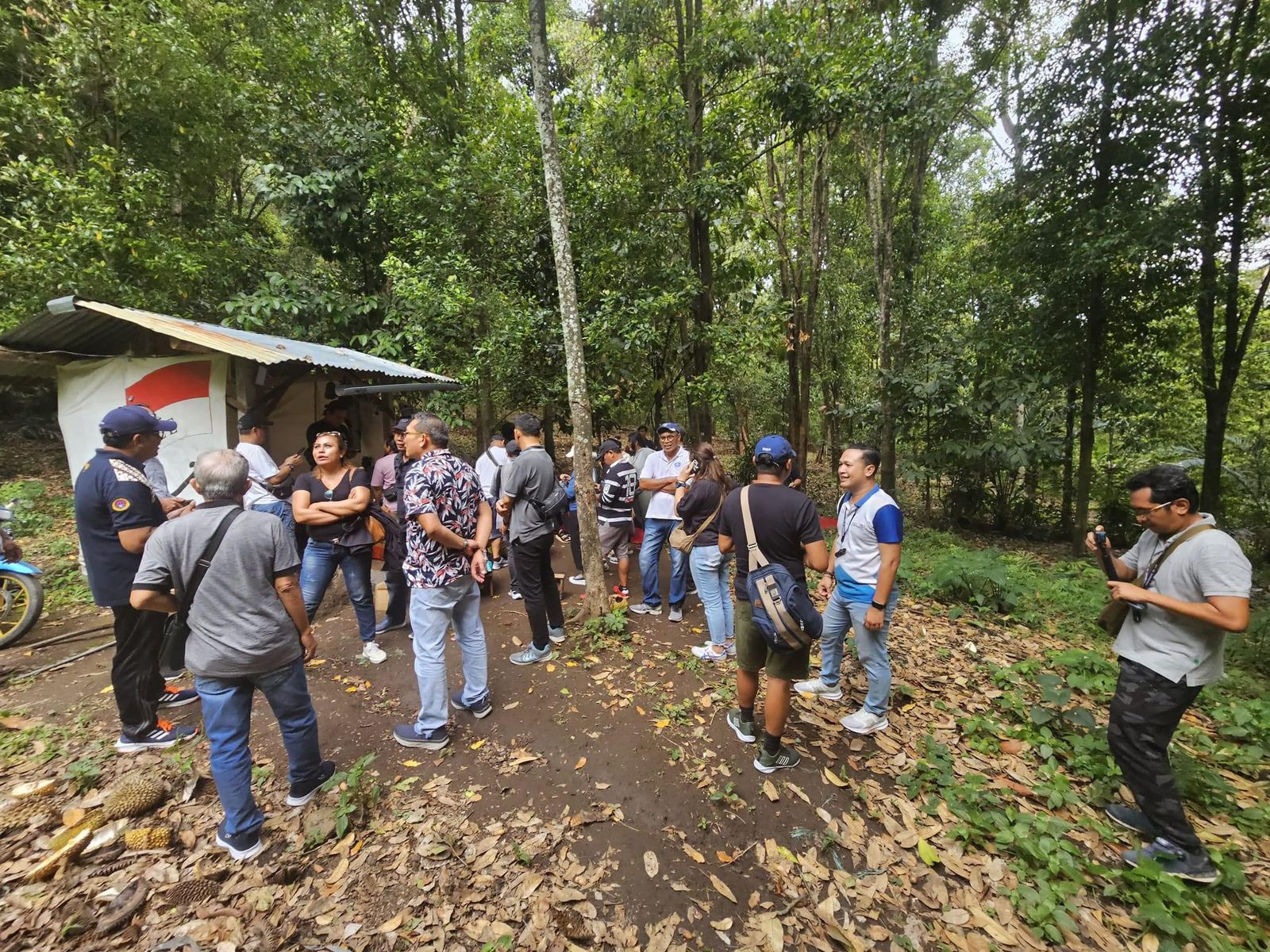 MENJELAJAHI BULELENG: Para biro perjalanan wisata saat mengeksplorasi potensi agro wisata durian di Desa Munduk Bestala.
