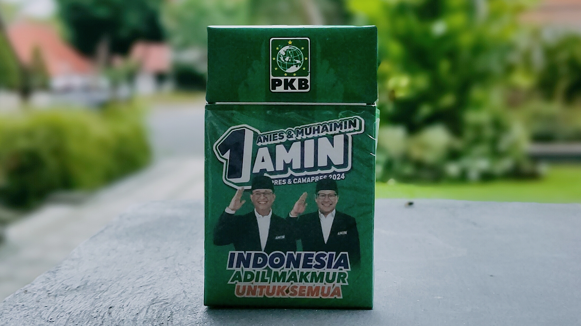 SARANA KAMPANYE: Rokok dengan gambar wajah Anies Baswedan dan Muhaimin Iskandar yang beredar di Buleleng.