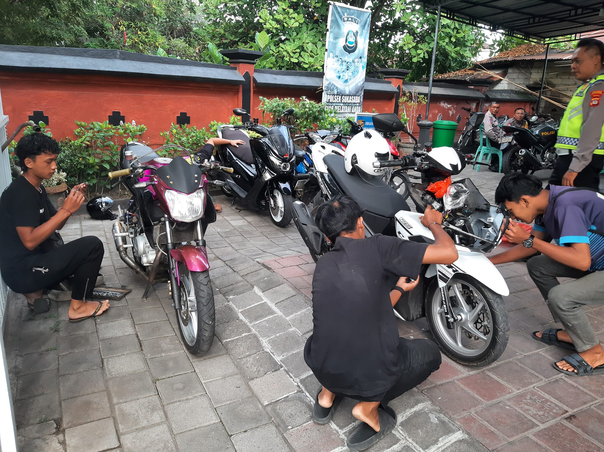 KNALPOT BRONG: Sepeda motor yang menggunakan knalpot brong, disita di Polsek Sukasada. Para pemilik kemendaraan diminta mengganti knalpotnya, sebelum diambil.