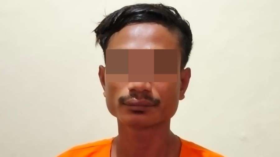 BUAT RUSUH: Imanuel Lere Mawo, pemuda asal Sumba Barat, diringkus polisi karena mengacungkan senjata tajam.