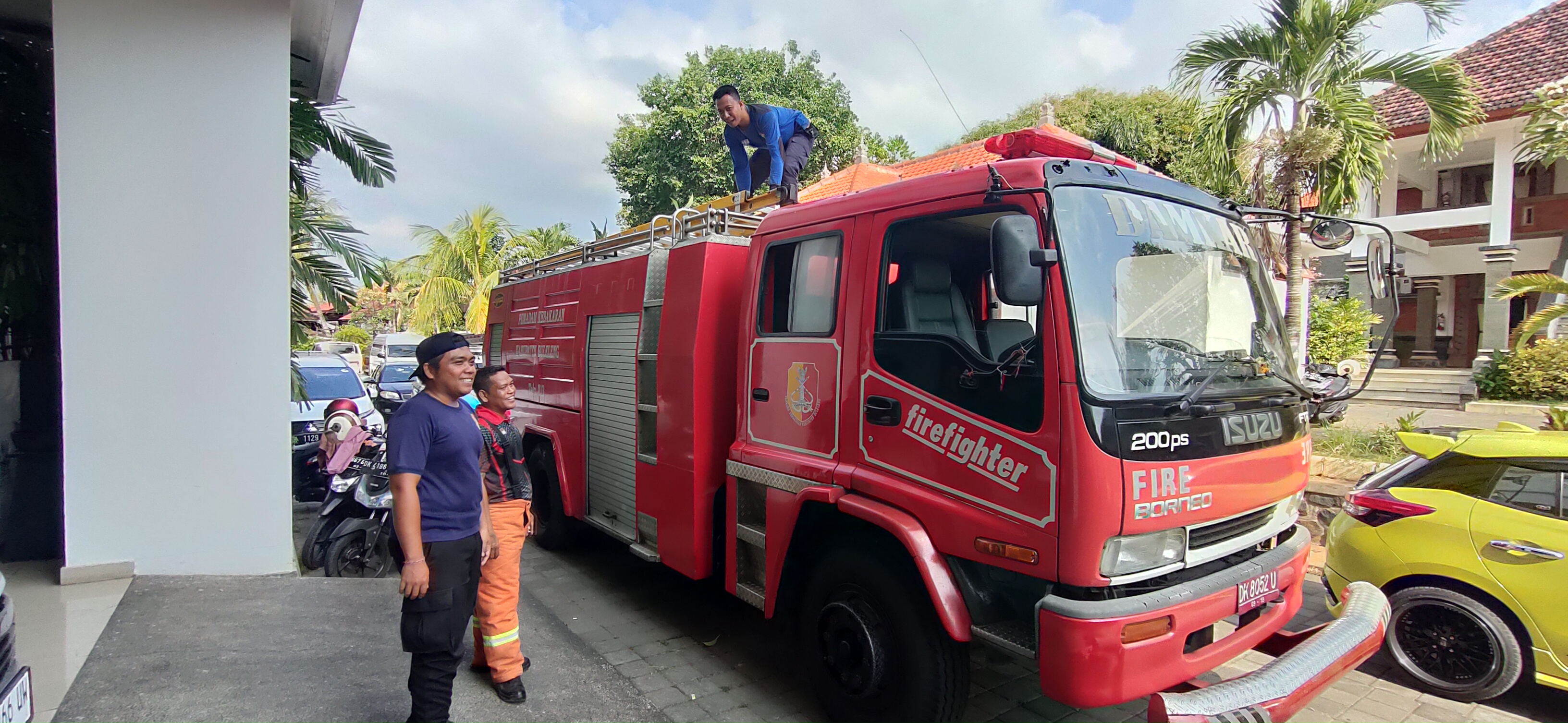 ARMADA ANDALAN: Truk pemadan jenisi Isuzu Borneo milik Dinas Pemadam Kebakaran Buleleng. Truk ini menjadi andalan dalam penanganan kebakaran. Sementara truk lainnya dalam kondisi uzur.