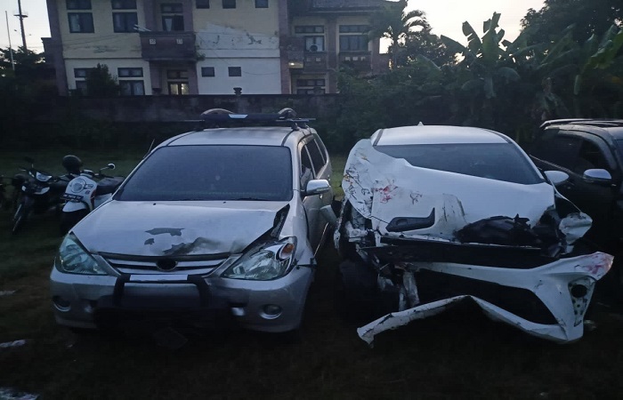 Dua mobil yang terlibat kecelakan di jalan Denpasar - Gilimanuk tampak ringsek bagian depannya.