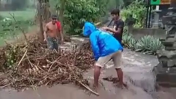 PEMICU BANJIR: Ranting pohon yang menyumbat saluran air di depan SMPN 4 Gerokgak. Dampaknya sekolah kebanjiran.