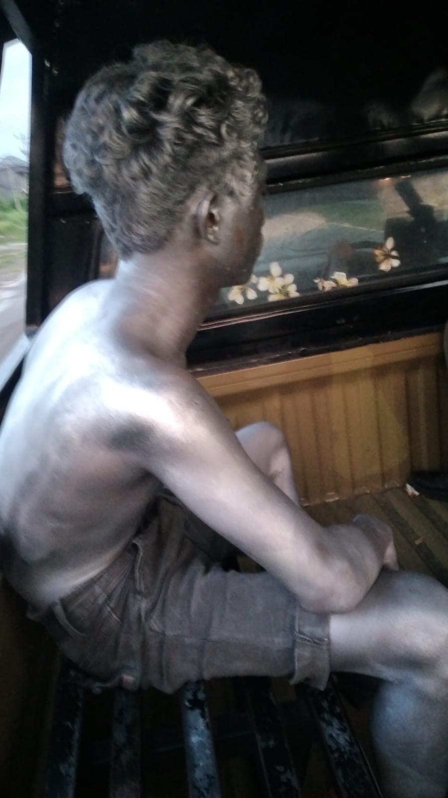 Sosok manusia silver yang diamankan Satpol PP Gianyar. Dua orang berhasil kabur.