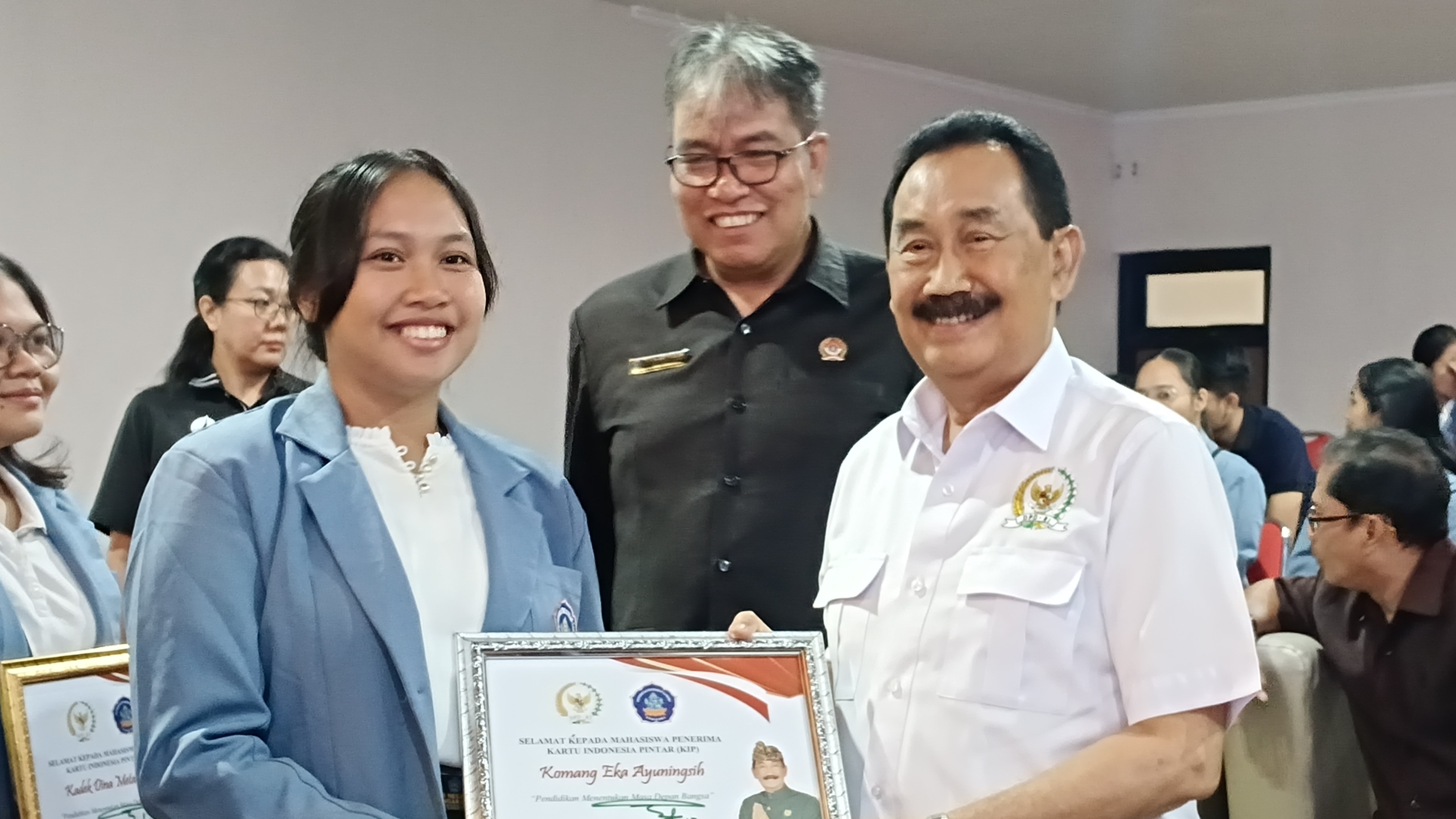 KIP KULIAH: Senator Anak Agung Gde Agung (kanan) menyerahkan beasiswa KIP Kuliah kepada mahasiswa Undiksha.