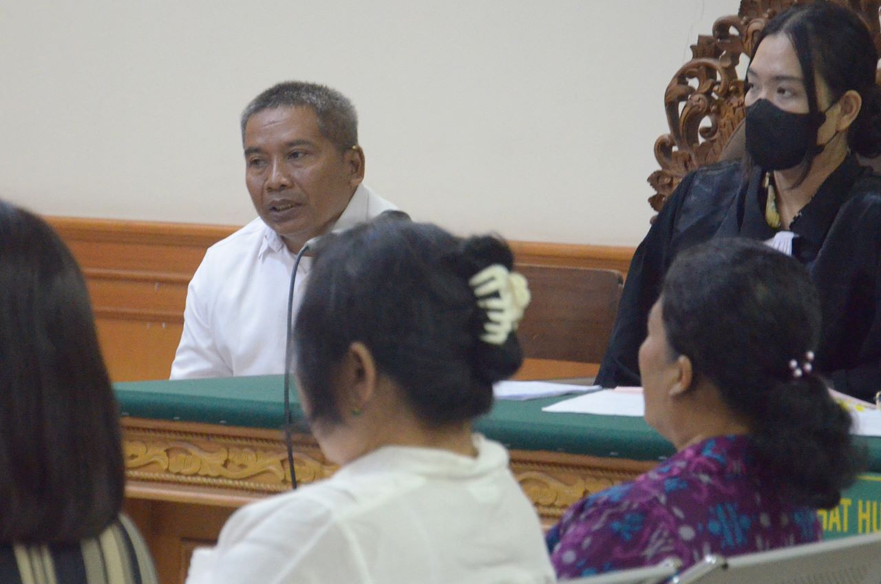 JUAL JAMINAN KREDIT: Ketua LPD Bakas, I Made Suerka saat menjalani persidangan di Pengadilan Tipikor Denpasar.